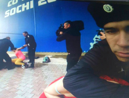 Потасовка между казаками и членами панк-группы Pussy Riot и арт-группы "Война". Сочи, 19 февраля 2014 г. Фото из твиттера активистов группы Война, https://twitter.com/gruppa_voina/status/435830304725794816