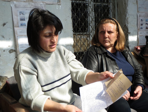 Лусик Петросян показывает ответы на ее письма в правительство об аварийном состоянии дома. Нагорный Карабах, Гадрут, 20 февраля 2014 г. Фото Алвард Григорян для "Кавказского узла