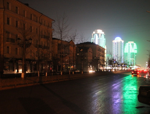 Грозный, январь 2014 г. Проспект Путина освещен лишь фарами проезжающих автомобилей. Фото очевидца.