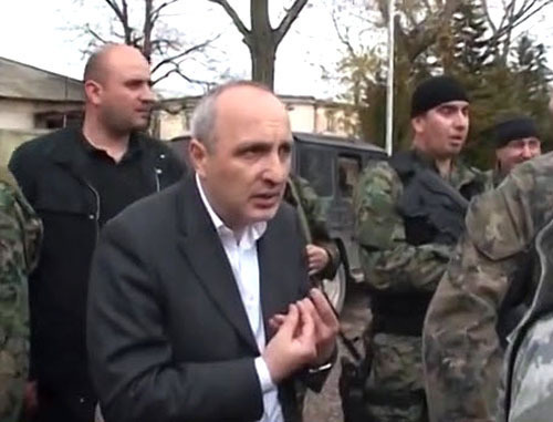 Вано Мерабишвили (в центре). Кадр из видео www.youtube.com