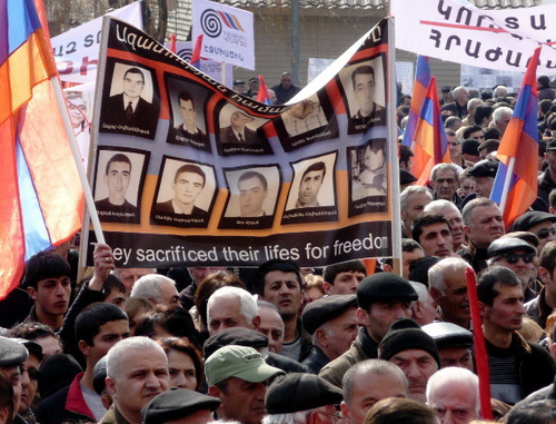 Митинг памяти погибших 1 марта 2008 года. Надпись под портретами: "Они пожертвовали жизнью ради свободы". Ереван, 1 марта 2014 г. Фото Армине Мартиросян для "Кавказского узла"