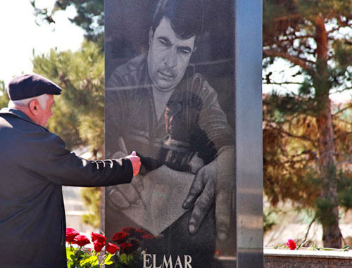 Сабир Гусейнов, отец Эльмара Гусейнова на могиле своего сына. Баку, 2 марта 2013 г. Фото Азиза Каримова для «Кавказского узла»