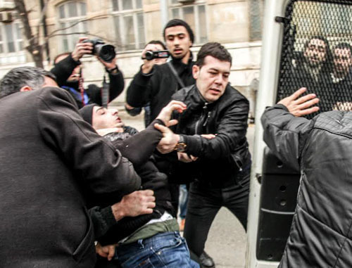 Сотрудники полиции задерживают участника акции протеста против сноса домов. Баку, 3 марта 2014 г. Фото Азиза Каримова для "Кавказского узла"