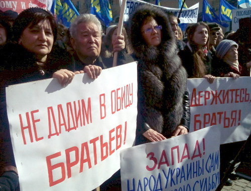 Участники акции в поддержку народа Украины. Астрахань, 9 марта 2014 г. Фото Елены Гребенюк для "Кавказского узла"