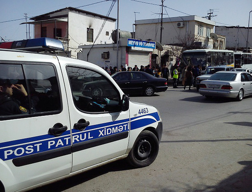 Полицейские патрули в окрестностях 173-ей школы в Ясамальском районе Баку. 9 марта 2014 г. Фото Кямала Али для "Кавказского узла"