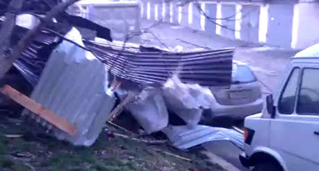 Крыша, снесенная ураганом. Новороссийск. Кадр из видеозаписи пользователя Eugene Bulakhov, выложенной на www.youtube.com