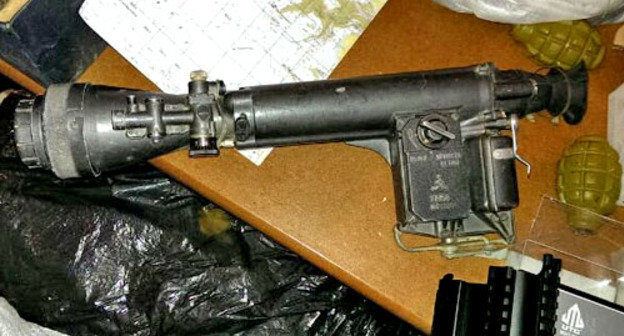 Тайник с оружием и боеприпасами, обнаруженный в жилом доме сотрудниками ФСБ. Дагестан, Буйнакск, 11 марта 2014 г. Фото http://nac.gov.ru/