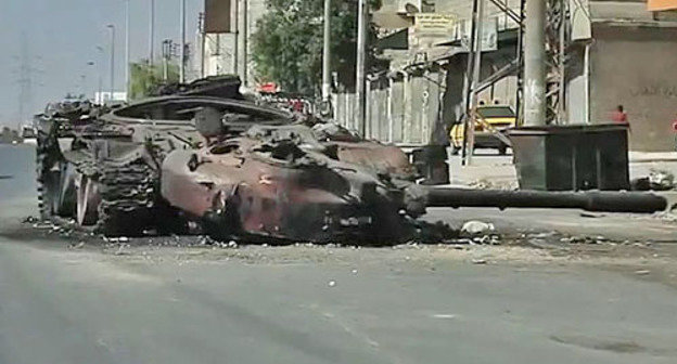 Уничтоженный танк Т-72 в Алеппо. Сирия, 6 октября 2012 г. Фото: Voice of America News: Scott Bobb reports from Aleppo, Syria, http://ru.wikipedia.org/