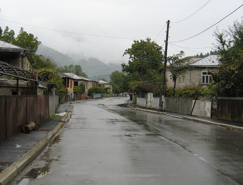 Грузия, область Рача. Улица в городе Они. Фото: Mzuriana, http://www.flickr.com/photos/hailebet/9410863363