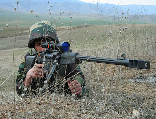 Снайпер на позициях Армии обороны Нагорного Карабаха. Фото из архива пресс-службы Армии обороны Нагорного Карабаха,  http://nkrmil.am