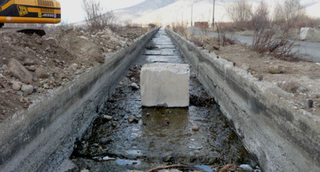 Оросительный канал, которым пользуются жители сел Арагацотнской области Армении. Март 2014 г. Фото Армине Мартиросян для "Кавказского узла"
