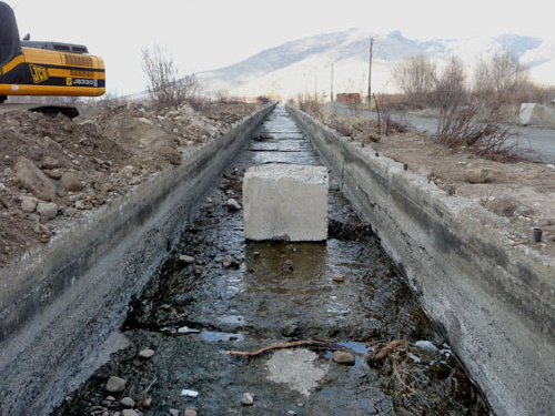 Оросительный канал, которым пользуются жители сел Арагацотнской области Армении. Март 2014 г. Фото Армине Мартиросян для "Кавказского узла"