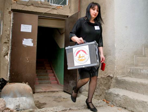 Сотрудник избирательной комиссии с переносной урной для голосования. Южная Осетия. Фото: Anton Podgaliko (RFE/RL)