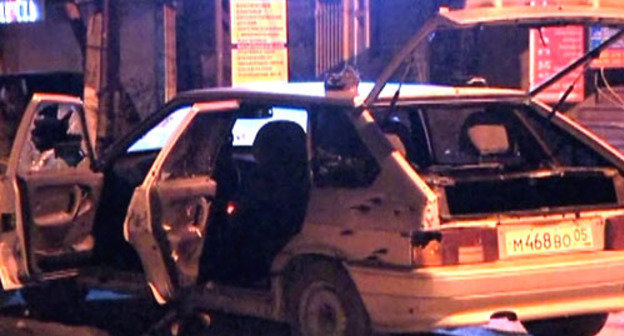Автомобиль, который полицейские попытались остановить для проверки документов, но находившиеся в нем люди начали стрельбу и были убиты ответным огнем. Хасавюрт, 24 марта 2014 г. Фото http://nac.gov.ru/