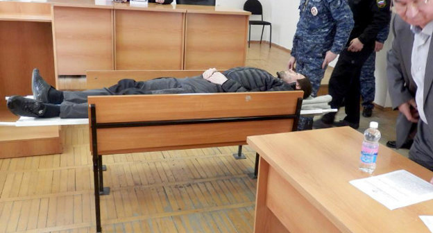 Сулейман Эдигов (в центре) в Верховном суде Чечни 26 марта 2014 г. Фото Сводной мобильной группы по Чеченской республике, МРОО "Комитет против пыток", http://www.pytkam.net