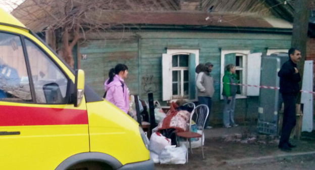 Эвакуированные жители на улице Чехова, перекрытой во время пожара. Астрахань, 25 марта 2014 г. Фото Елены Гребенюк для "Кавказского узла"