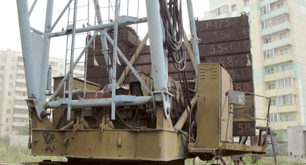 Ходовая часть башенного крана с механизмом поворота. Фото: Sskz, http://ru.wikipedia.org