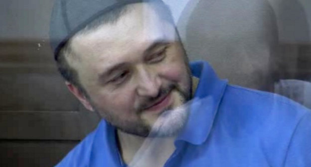Обвиняемый в убийстве Анны Политковской Рустам Махмудов в зале суда. 4 июня 2013 г. Кадр из видеозаписи пресс-службы Мосгорсуда, http://www.mos-gorsud.ru/video/sudzs/?pn=0&id=168