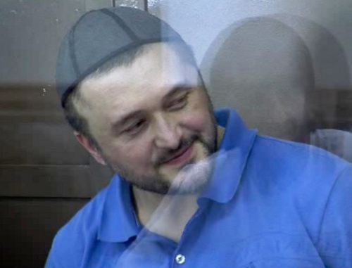 Обвиняемый в убийстве Анны Политковской Рустам Махмудов в зале суда. 4 июня 2013 г. Кадр из видеозаписи пресс-службы Мосгорсуда, http://www.mos-gorsud.ru/video/sudzs/?pn=0&id=168