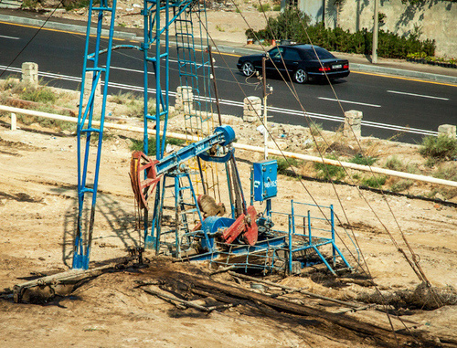 Нефтяная вышка у автомобильной трассы, Азербайджан. Фото Азиза Каримова для "Кавказского узла"