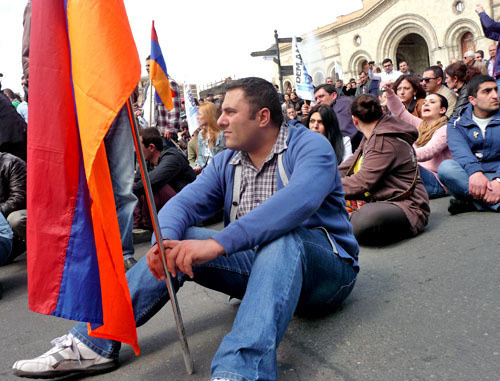Акция протеста активистов группы DEM.AM. Ереван, 9 апреля 2014 г. Фото Армине Мартиросян для "Кавказского узла"