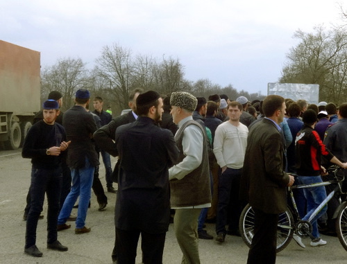 Стихийный митинг на трассе "Кавказ" в районе села Майского Пригородного района Северной Осетии. 11 апреля 2014 г. Фото: http://mehkkhel.org
