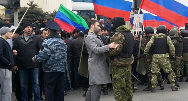 Во время митинга в поддержку Саида Амирова. Махачкала, 12 апреля 2014 г. Фото Патимат Махмудовой для "Кавказского узла"