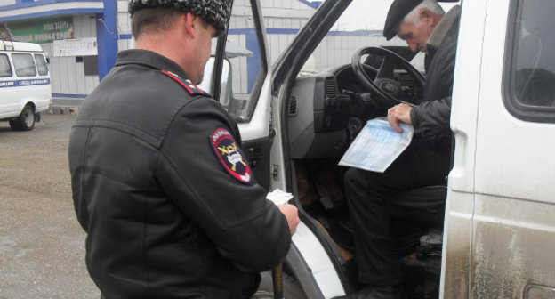 Проверка автомобиля сотрудником ГИБДД Чечни. Фото пресс-службы ГИБДД по Чеченской республике, http://www.gibdd.ru/r/95