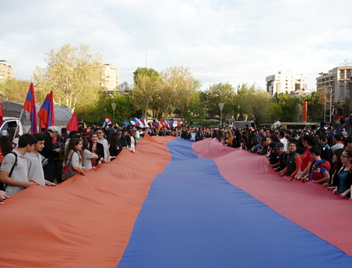 Участники факельного шествия растягивают флаг Армении на площади Свободы. Ереван, 23 апреля 2014 г. Фото Армине Мартиросян для "Кавказского узла"