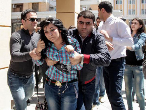 Сотрудники полиции задерживают активистов после приговора вынесенного членам молодежного движения Nida. Баку, 6 мая 2014 г. Фото Азиза Каримова для "Кавказского узла"