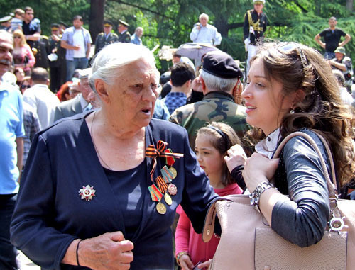 88-летняя Екатерина Авдонина пришла на праздник вместе со своей внучкой. Тбилиси, 9 мая 2014 г. Фото Эдиты Бадасян для "Кавказского узла"
