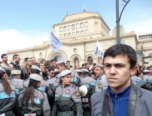 Акция против накопительной пенсионной системы, организованная сообществом "DEM.AM". Ереван, 9 апреля 2014 г. Фото Армине Мартиросян для "Кавказского узла" 