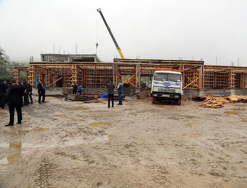 Республиканские чиновники инспектируют ход реконструкции дороги «Алкун-Таргим» в горной Ингушетии. 27 апреля 2014 г. Фото пресс-службы главы Ингушетии, http://www.ingushetia.ru/m-news/archives/020467.shtml