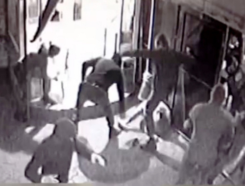 Нападение на посетителей пиццерии в Краснодаре в ночь на 11 мая 2014 г. Кадр видеозаписи камер наружного наблюдения, опубликованный на YouTube
