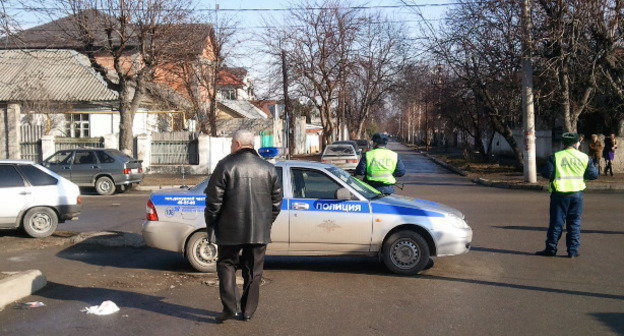 Нальчик, сотрудники полиции блокируют улицу. Фото из архива пресс-службы МВД КБР. http://07.mvd.ru