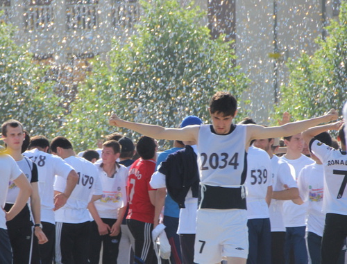 Участники марафона "От сердца к сердцу" собираются к старту. Грозный, 16 мая 2014 г. Фото Магомеда Магомедова для "Кавказского узла"