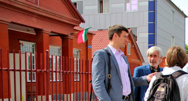 Адвокат Петр Заикин (слева) возле здания  Урус-Мартановского суда. Чечня, 23 мая 2014 г. Фото Магомеда Магомедова для "Кавказского узла"
