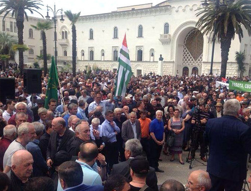 Участники митинга оппозиции в центре Сухума прорвались в здание администрации президента. 27 мая 2014 г. Фото: https://twitter.com/eurorossia