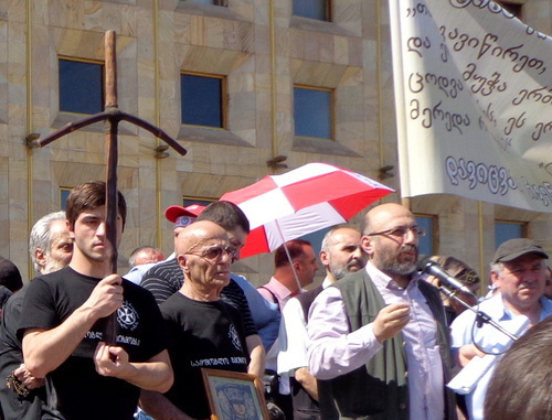 Участники акции протеста требованием внедрения альтернативы электронным удостоверениям личности. Грузия, Тбилиси, 29 мая 2014 г. Фото Инны Кукуджановой для "Кавказского узла"