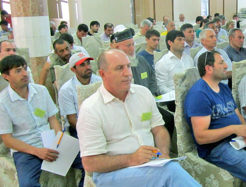Участники "Чрезвычайного съезда народов Дагестана". Махачкала, 31 мая 2014 г. Фото Идриса Юсупова