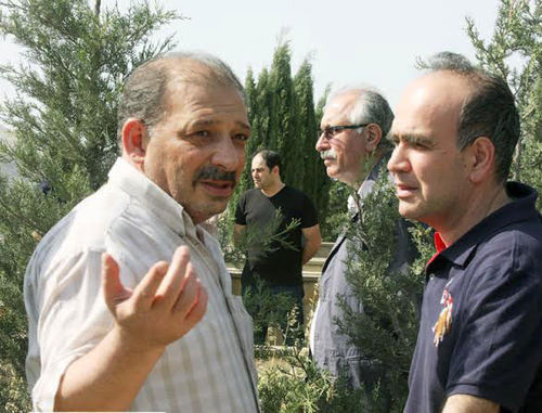 Рауф Миркадыров (слева) на похоронах отца. Баку, 24 мая 2014 г. Фото ИА "Туран"