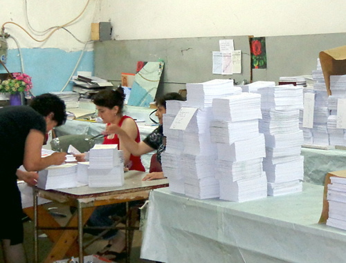 Отпечатанные избирательные бюллетени, которые направят в избирательные округа Западной Грузии. 10 июня 2014 г. Фото Инны Кукуджановой для "Кавказского узла"