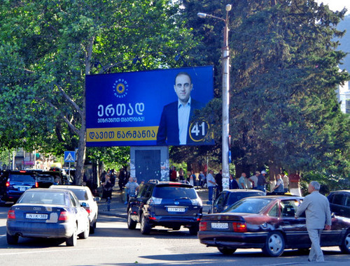 Баннер кандидата в мэры Тбилиси от правящей коалиции "Грузинская
мечта"  Давида Нармания, установленный в центре Тбилиси. Июнь 2014 г. Фото Инны Кукуджановой для "Кавказского узла"