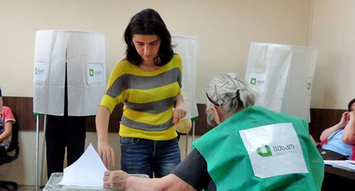Избиратель опускает в урну конверт на избирательном участке № 2 Чугуретского избирательного округа. Тбилиси, 15 июня 2014 г. Фото Инны Кукуджановой для "Кавказского узла"