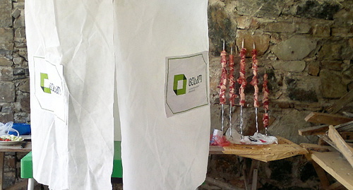 Муниципальные выборы в Грузии 15 июня 2014 года. Кабинка для голосования на избирательном участке №42 в селе Гудани Душетского муниципалитета. Фото Григория Шведова для "Кавказского узла"