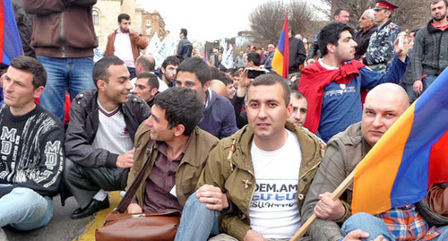 Акция протеста против пенсионной реформы. Ереван, 9 апреля 2014 г. Фото Армине Мартиросян для "Кавказского узла"