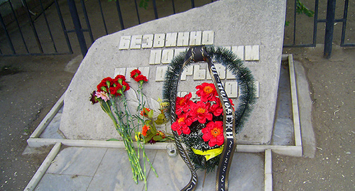 Обелиск безвинно погибшим при взрыве 19 августа 2001 года на Кировском рынке г. Астрахани. Фото: Александр Стародубский. http://www.kprfast.ru/news/ournews/67619-ex--.html
