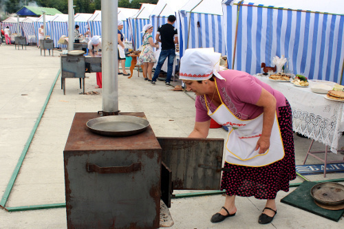 Приготовление пирогов в дровяной печи. Владикавказ, 21 июня 2014 г. Фото Эммы Марзоевой для "Кавказского узла"
