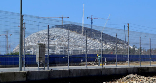 Строительство олимпийского стадиона "Фишт". Сочи, лето 2013 г. Фото Светланы Кравченко для "Кавказского узла"