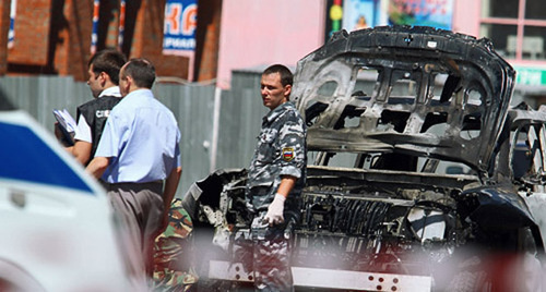Следственная группа на месте взорванного автомобиля. Фото http://fedpress.ru/